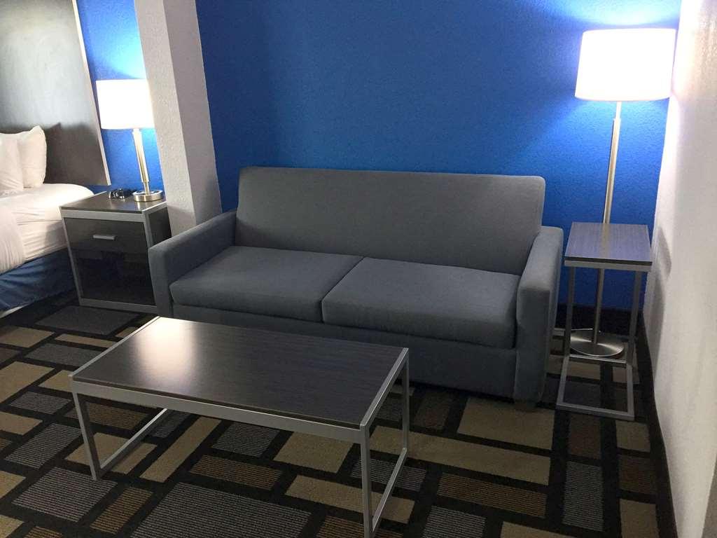 Best Western Plus Birmingham Inn & Suites Room photo